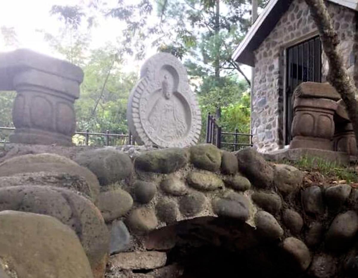 Lo que él consideró esa noche como un estorbo para poder dormir, lo guardó en su alforja y a la mañana siguiente se la entregó a su madre, Ana Caraballo. Este es el lugar donde fue encontrada la Virgen de Suyapa.