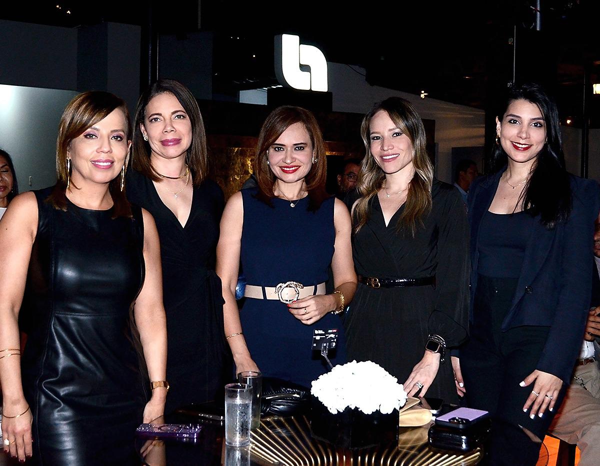Eva Gonzalez, Karen Armismo, Carolina Fiallos, Saraí Funez y Zulamyth Carcamo 