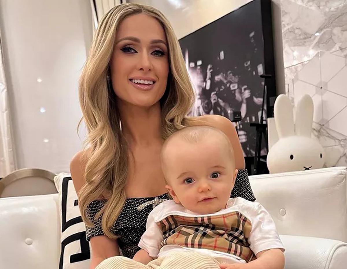 Paris Hilton responde a las crueles críticas sobre el tamaño de la cabeza de su bebe