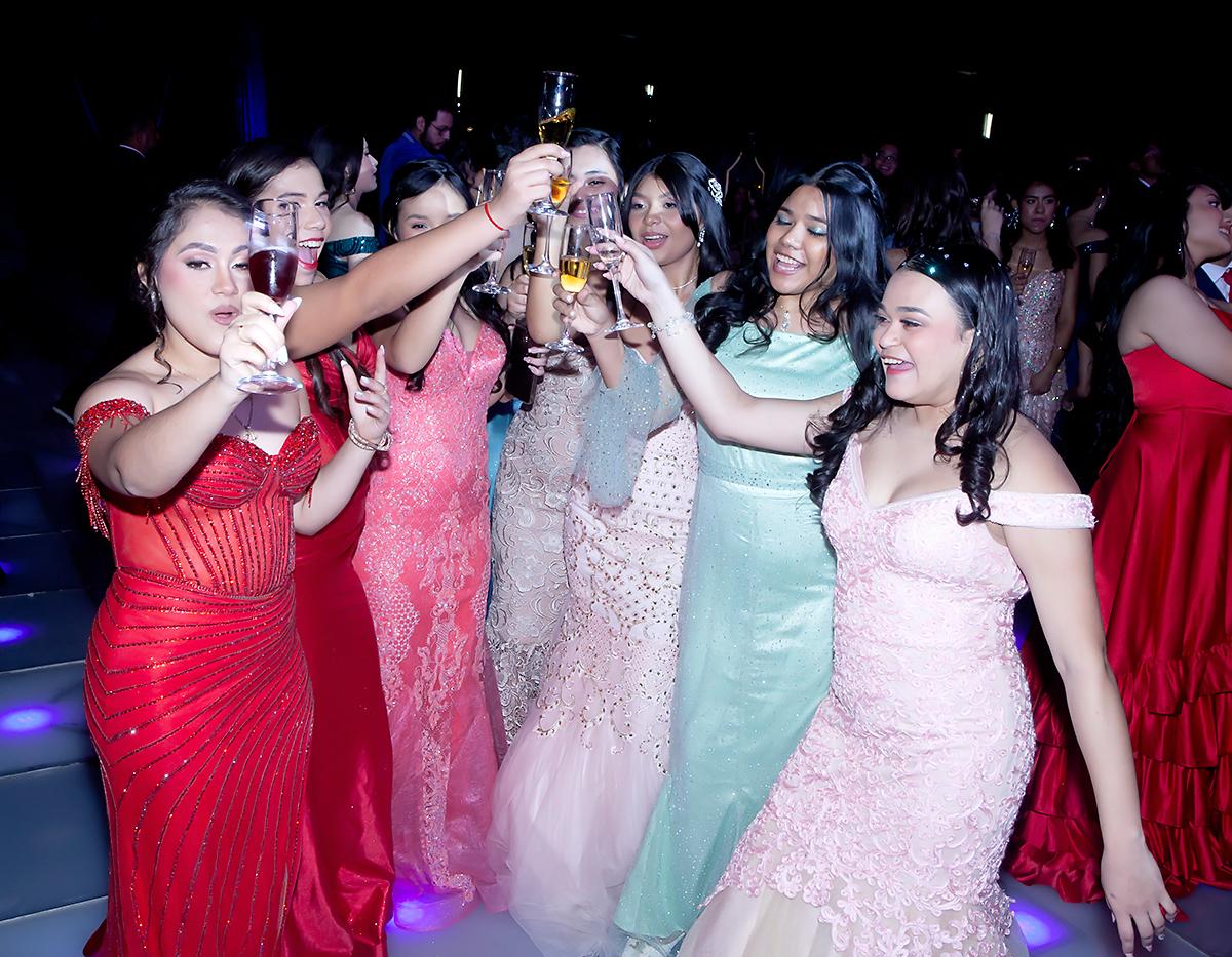 Las graduadas se preparan para el brindis de honor.