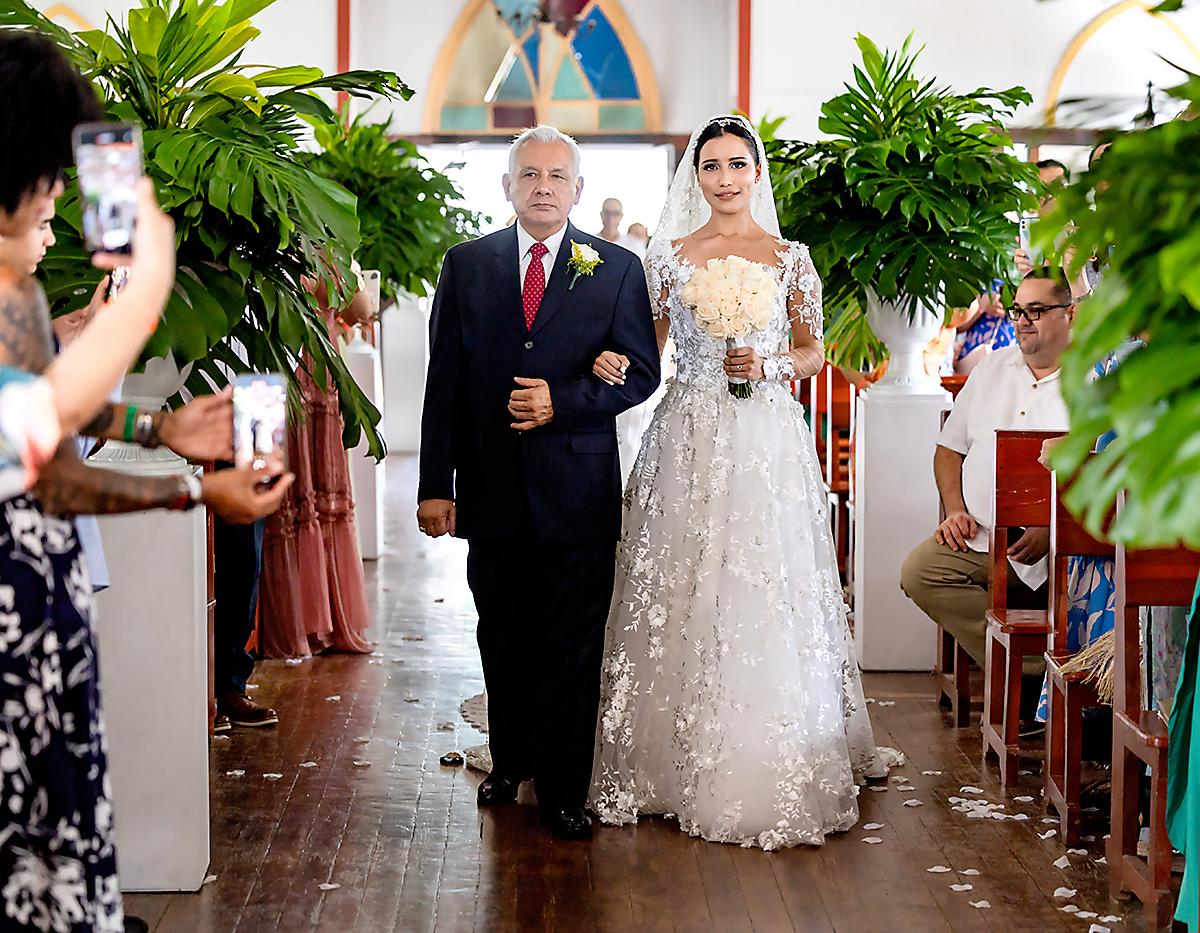 La novia al momento de entrar del brazo de su orgullo padre 