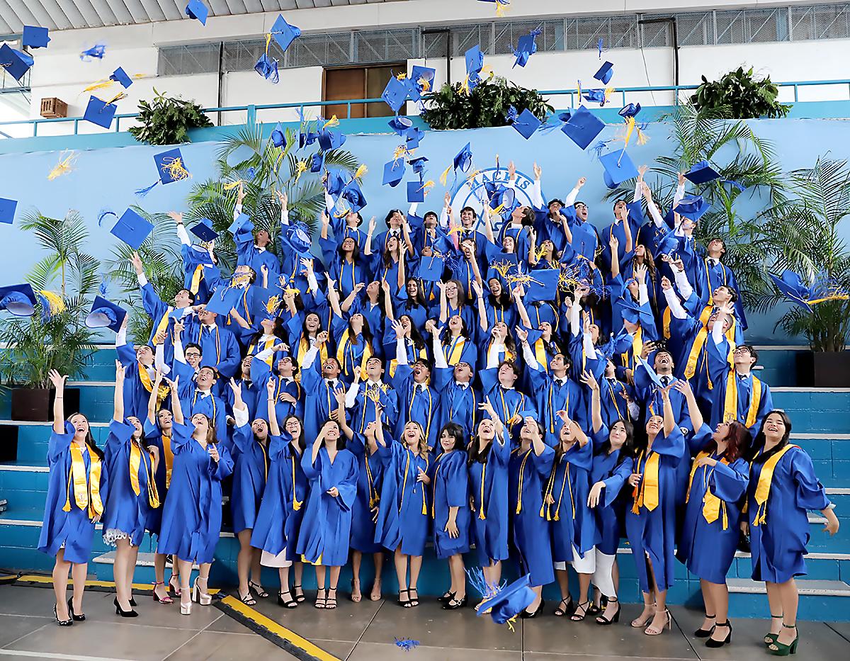 Entrega de títulos de la clase 2023 de Macris School