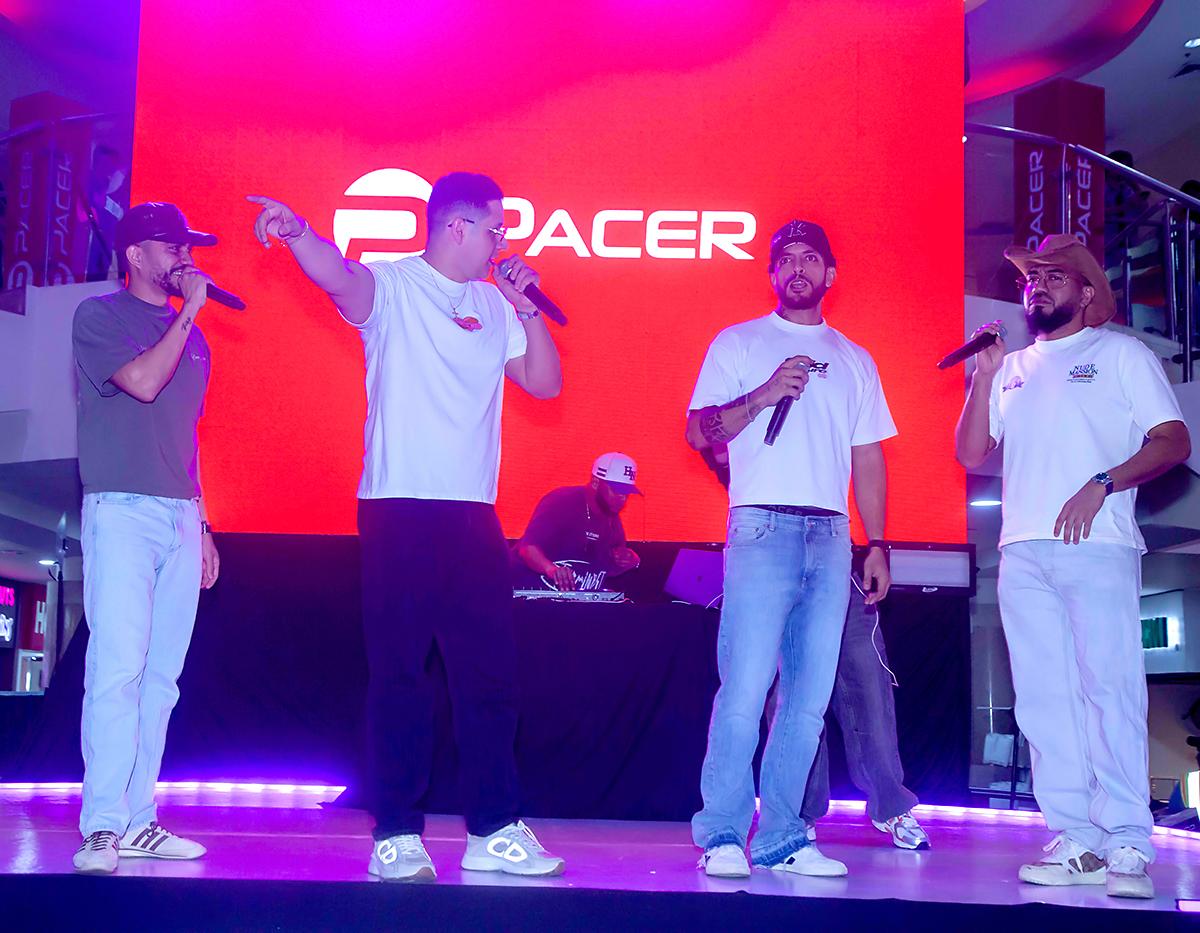 Antes de revelar la cuarta camiseta de su show, los integrantes de Los Hijos de Morazán, Carlos Zúniga, Fancony, JD y DJ Chaval, ofrecieron presentaciones especiales que desataron aplausos, ovaciones y mucha energía entre el público.