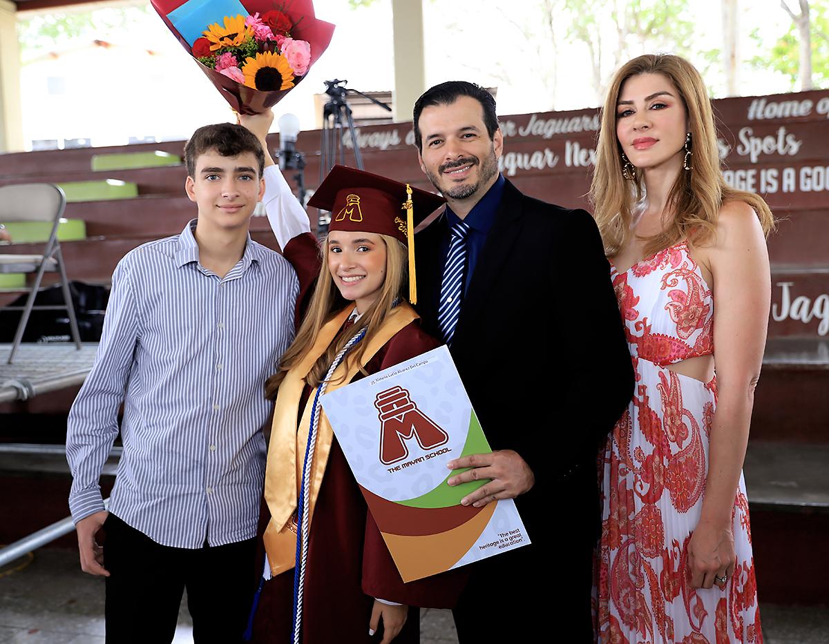 Graduación de los seniors 2025 de Mayan School