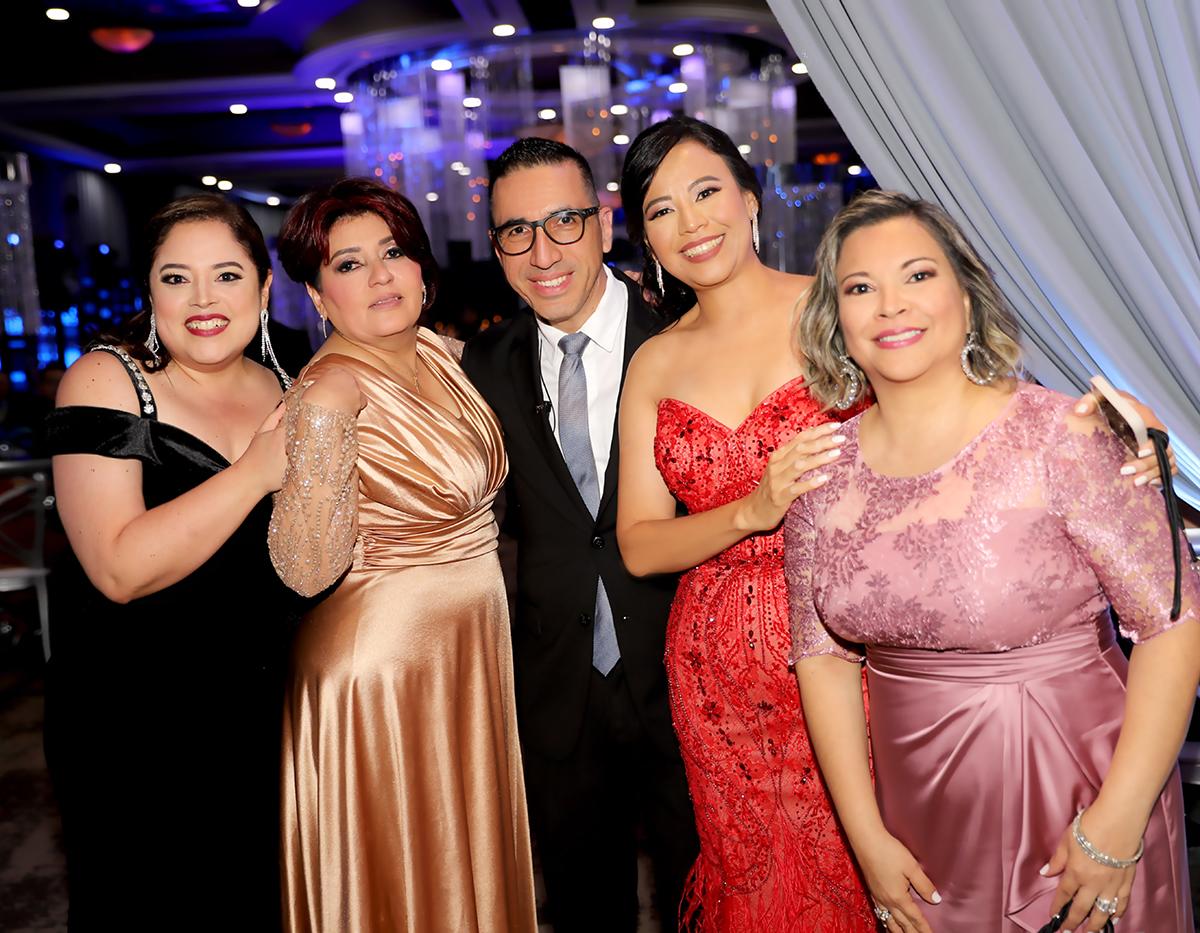 Yvonne Gallardo, Claudia Pineda, Elvin Contreras, Dulce Espinal y Ligia Cardona