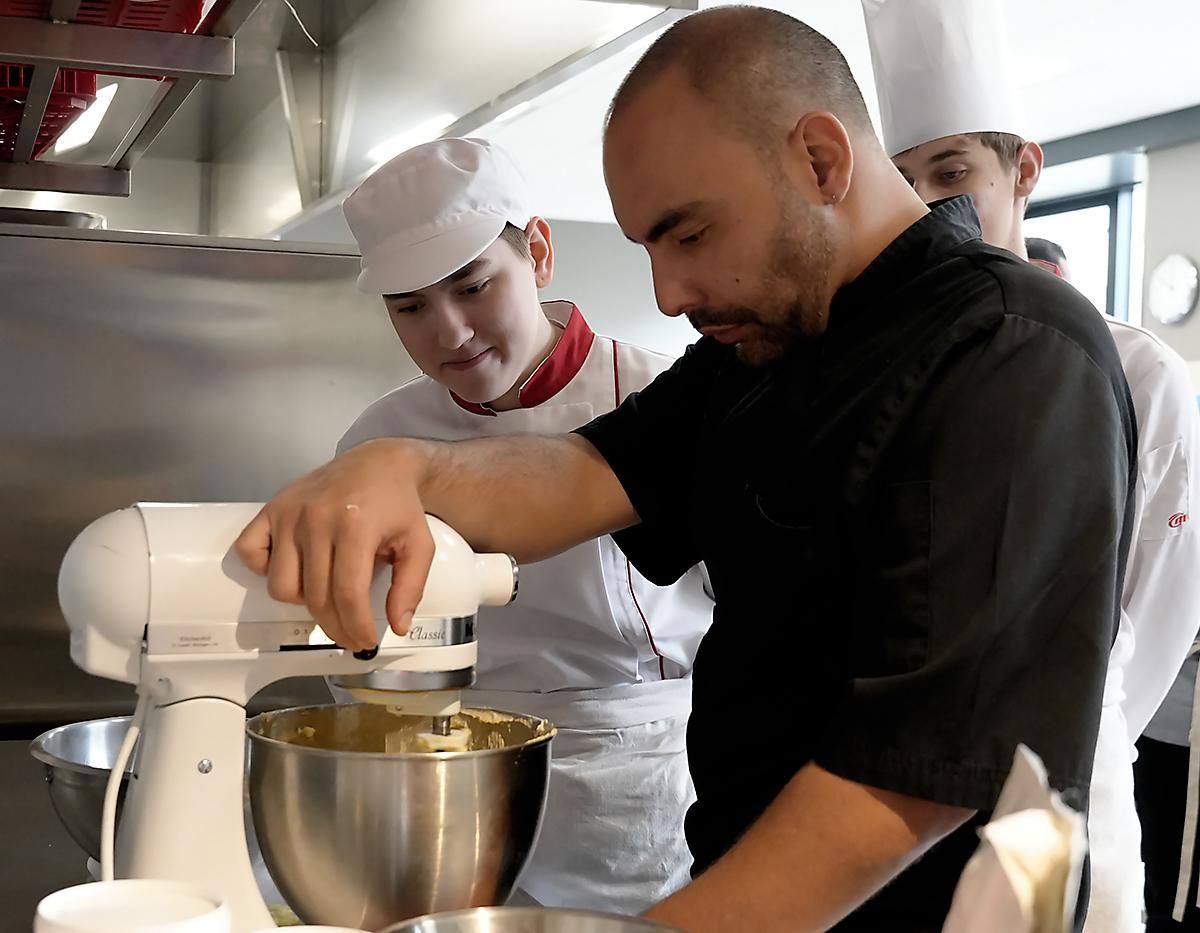El chef José Luis Escalante, uno de los grandes promotores de la gastronomía hondureña, mientras prepara un postre inspirado en el cacao, fusionando los sabores de este grano ancestral con los de la miel y el achiote, productos emblemáticos de nuestra cocina