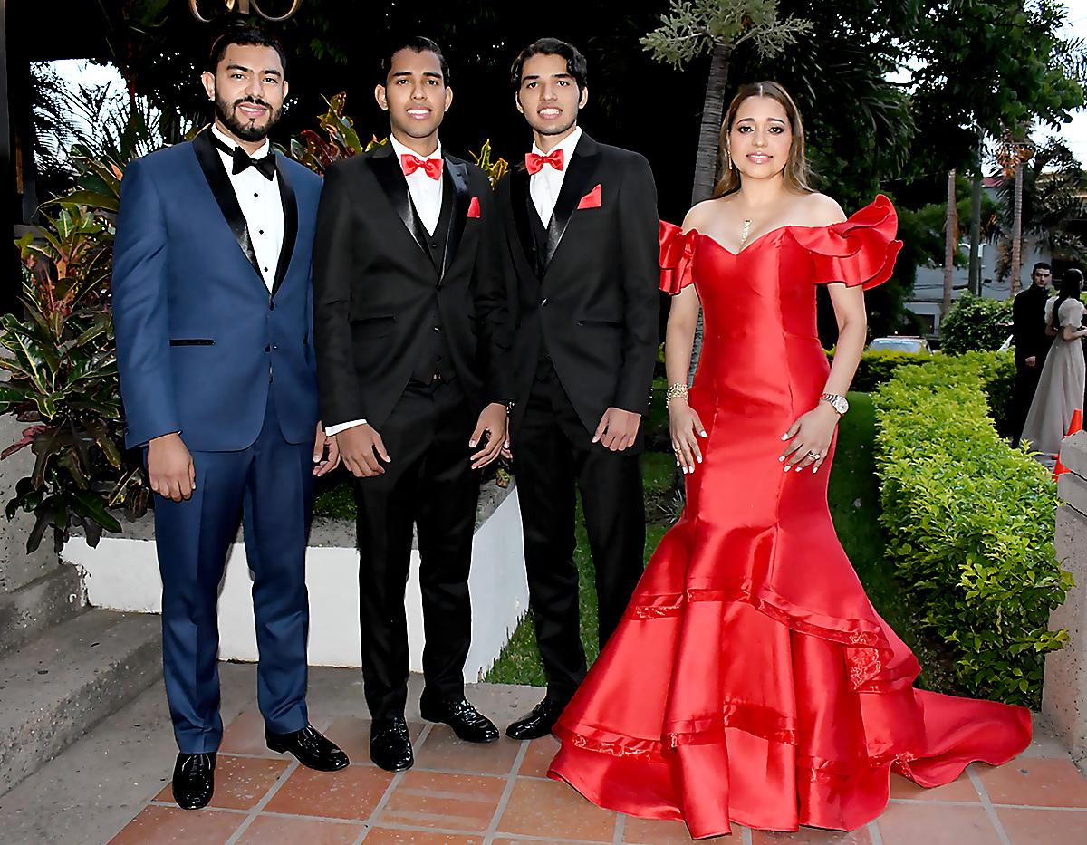 Jairo y Sergio Mejía con Elmy Valladares