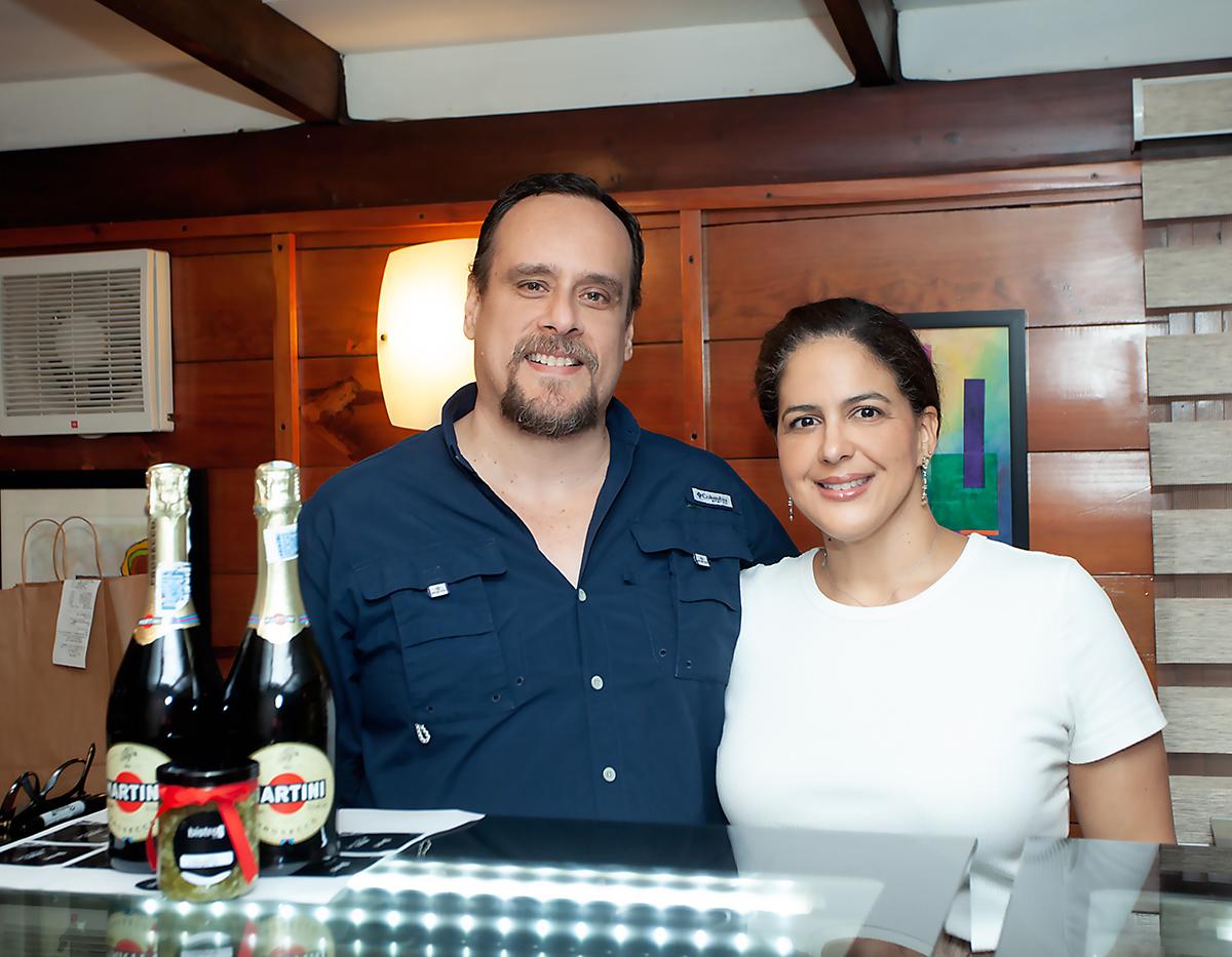 Francisco Rivera y Doris Peña en la nueva tienda Bistro 188 To Go.