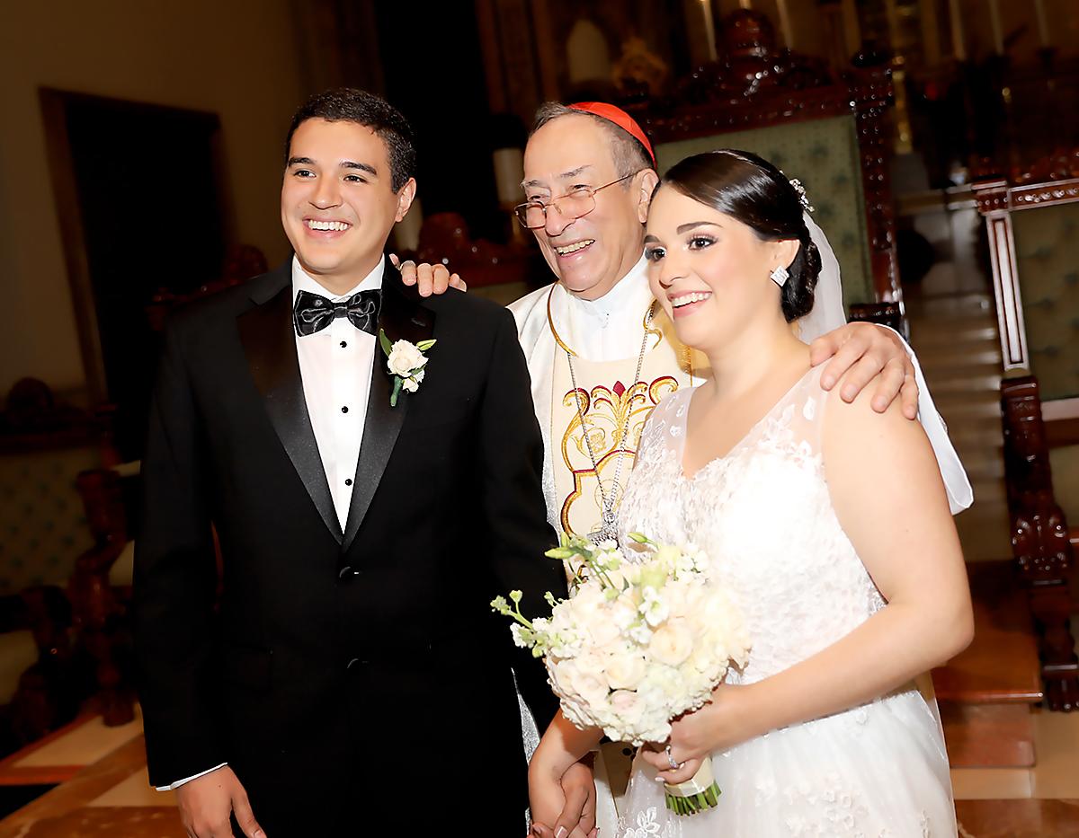 Los novios con el Cardenal Óscar Andrés Rodríguez 