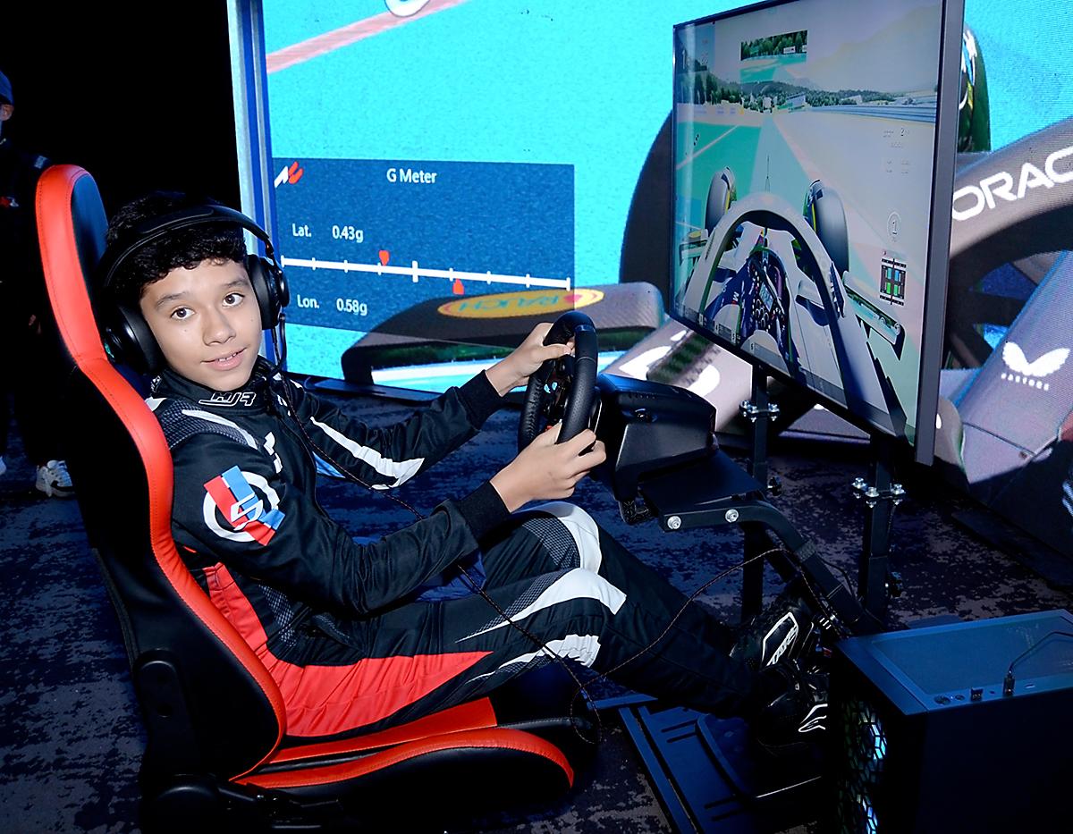 Gerardo Soto probando los simuladores de carreras.