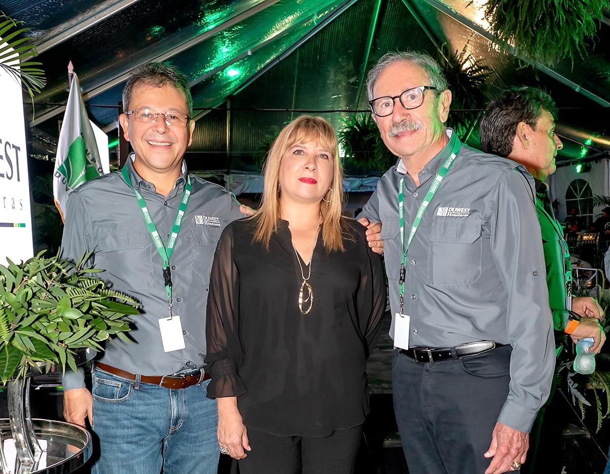 Héctor Santos, Verónica de Santos y Raimundo Riojas Encinas.