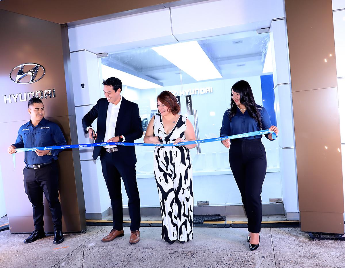 Corte de cinta en la presentación de la sucursal de ventas renovada.