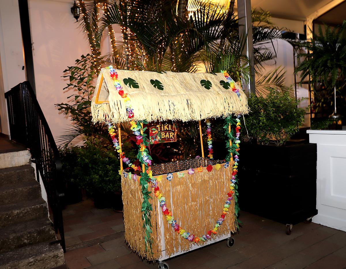 Original, divertido y refrescante así fue el Tiki Bar donde los invitados disfrutaron