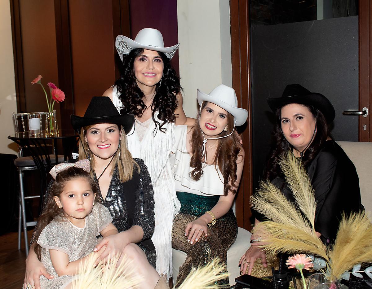 Daniela Pineda, la cumpleañera Claudia Kattán de Jordán con Paola Martínez y Rosa María Kattán.