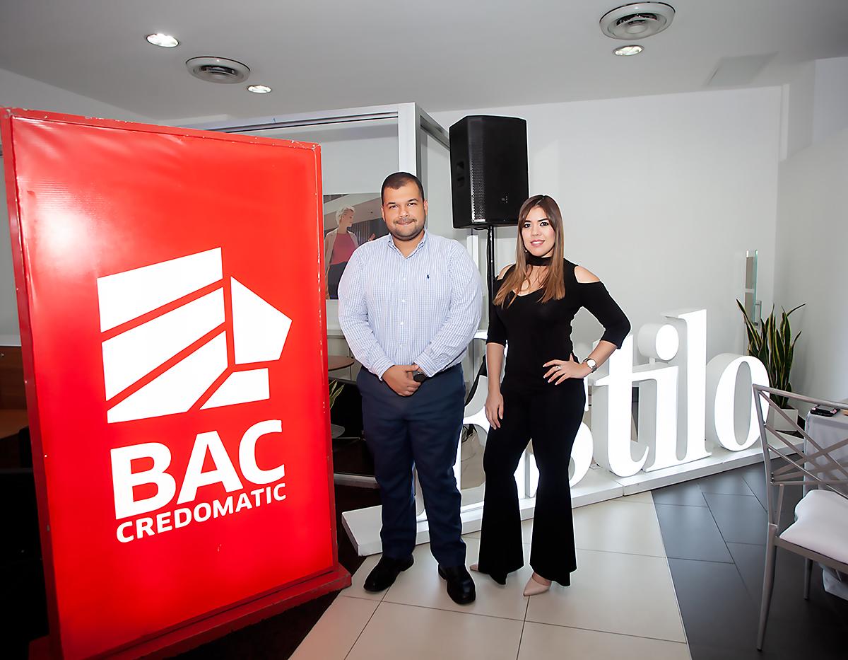 Gustavo Chávez, jefe de marca y promociones Bac y Vanessa Ortiz, gerente de marca de BMW.