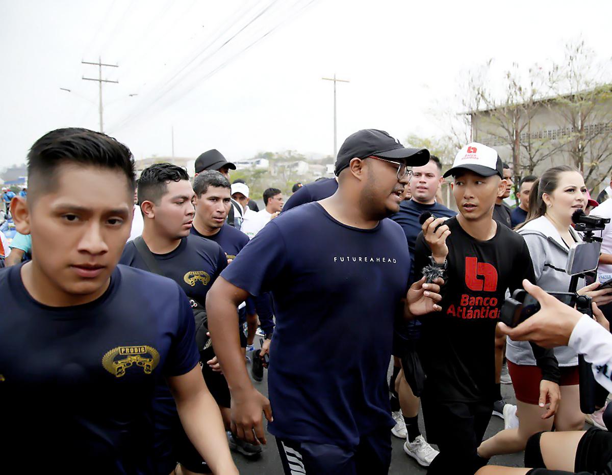 Shin Fujiyama llega a Tegucigalpa en carrera para recaudar fondos para escuela