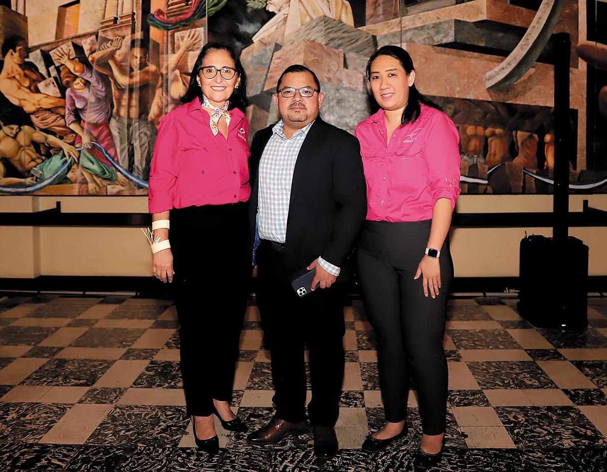 Freddy Reyes, gerente de marca de Licores deGuatemala en Honduras con RosemondeAbedrabbo y Selena León de Funhocam