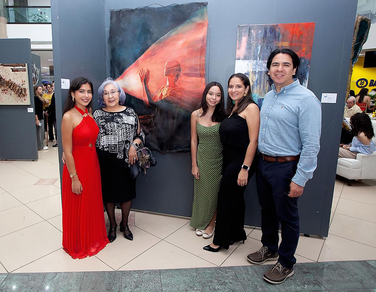 Paula Cervantes, Eugenia Beatriz Hernández, Elisa Cervantes, Melissa Flores y Danilo Cervantes.