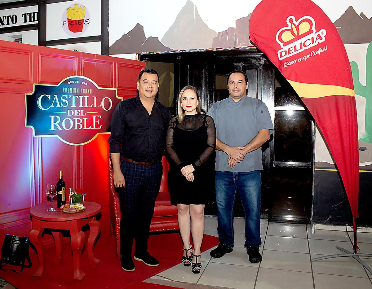 El antiguo local del restaurante Ruta 66 fue escenario del Holiday Charcuterie Cocktail, patrocinado por Supermercados Colonial y Castillo del Roble, y donde un grupo de invitados aprendió a elaborar grazing tables. En la imagen: Frank Pereira de Supermercados Colonial, Melanie Robelo de Cargill y el chef Carlos Iván Fernández. 