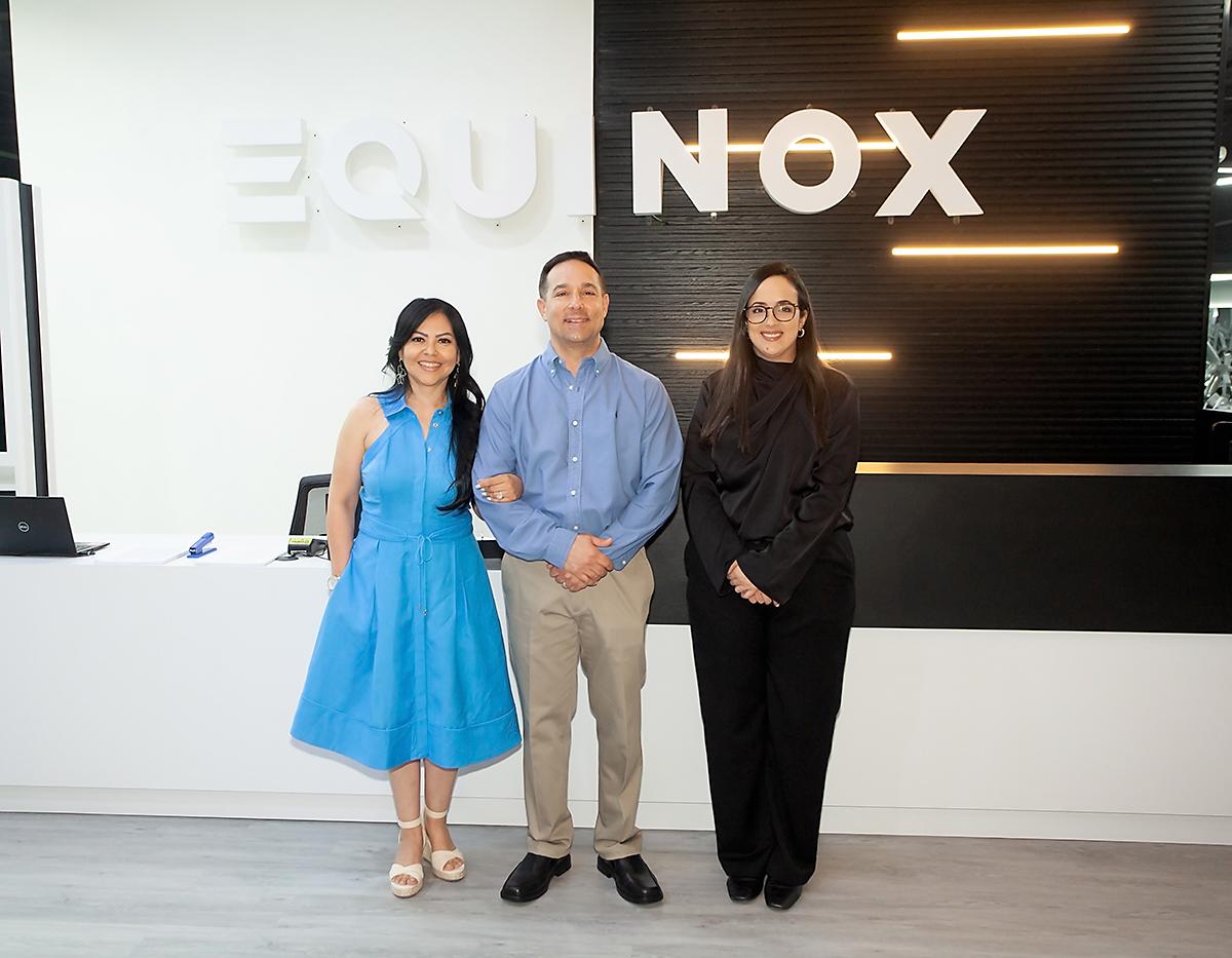 Mariela y Jeff Shinal de Equinox con Claudette Kattán.