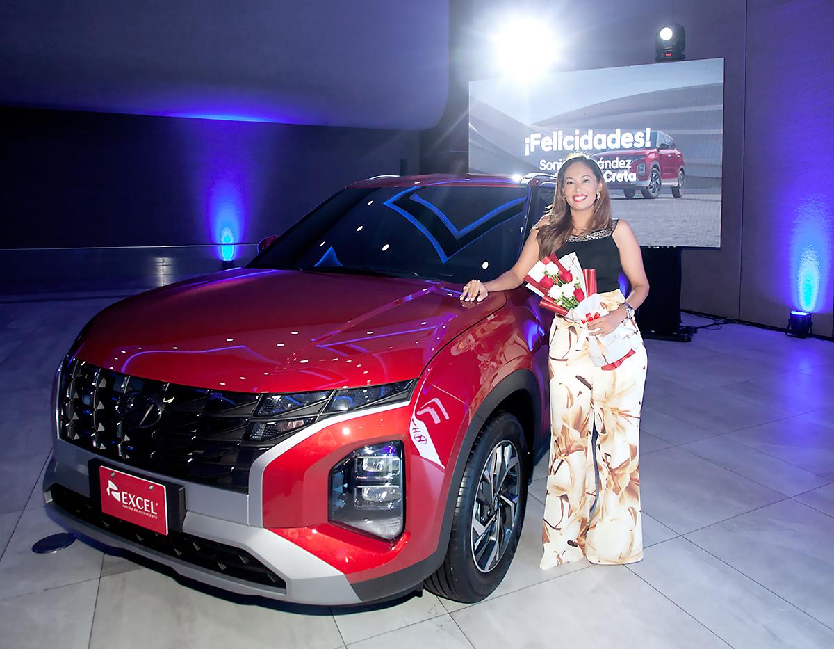 Sarina Torres, dueña de la Creta 2024 que fue exhibida esa noche del lanzamiento.