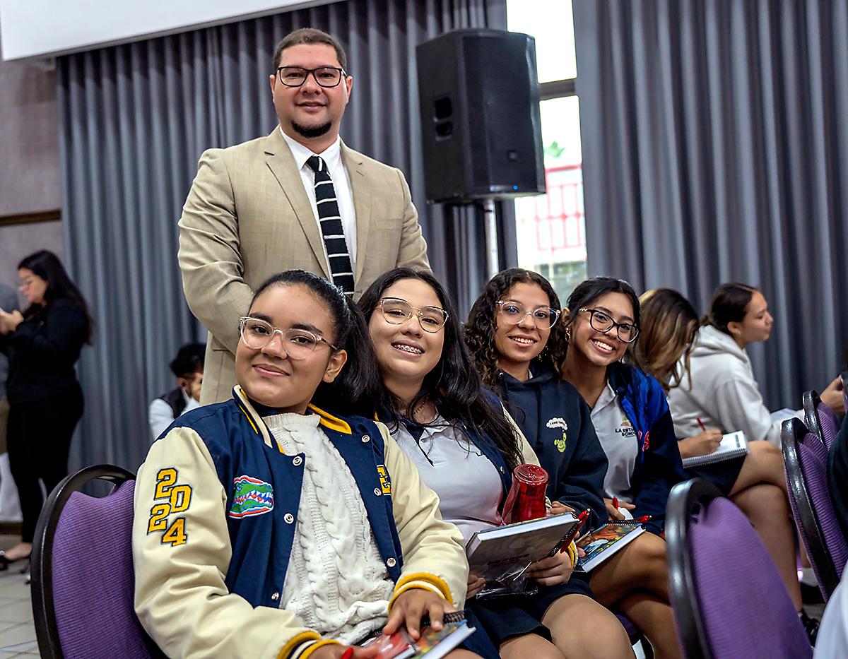 Jóvenes y docentes de Estancia School