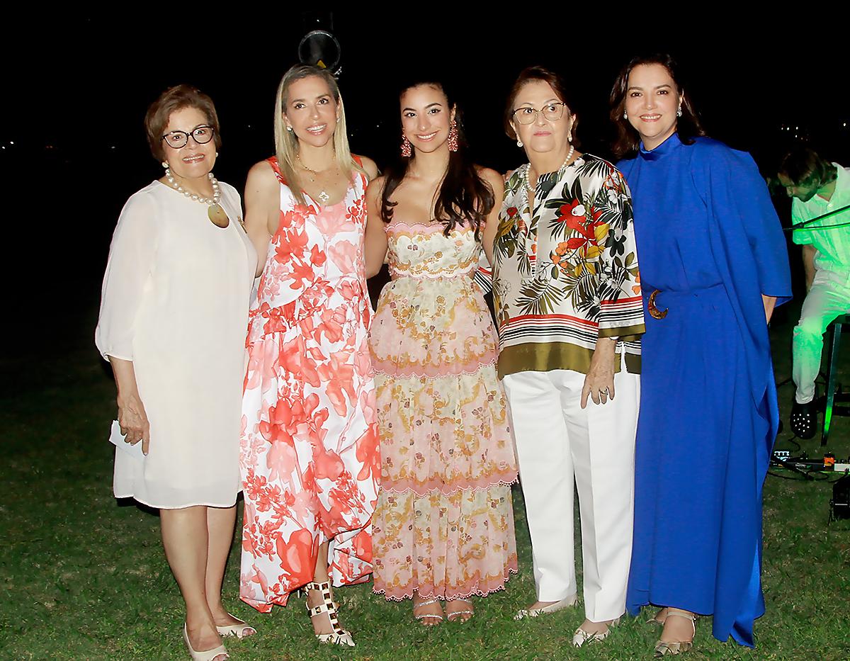 Elena Larios, Vanessa Bizzarri, Andrea Andonie, su abuela Conchita Díaz del Valle y Ana Andonie.