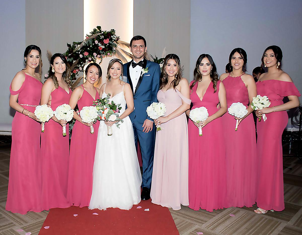 Luego de 12 años de noviazgo, unen sus vidas en sagrado matrimonio y sellan su pacto de amor con un beso.