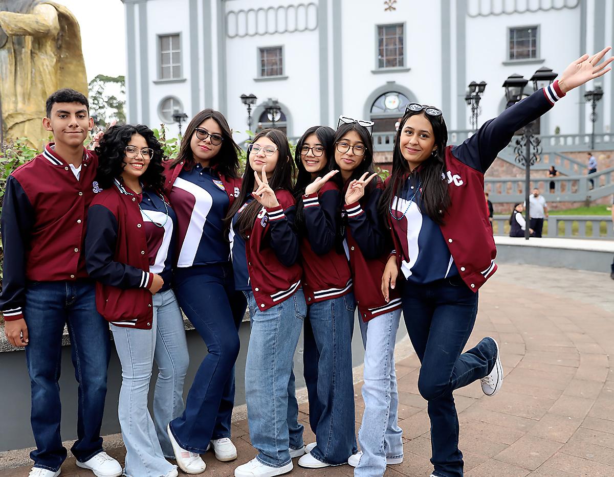 Daniel Ferrary, Alexa Aguilar, Ana Valentina, Valentina Espinal, Ivanna Flores, Valeria Mercado y Alexandra Calix