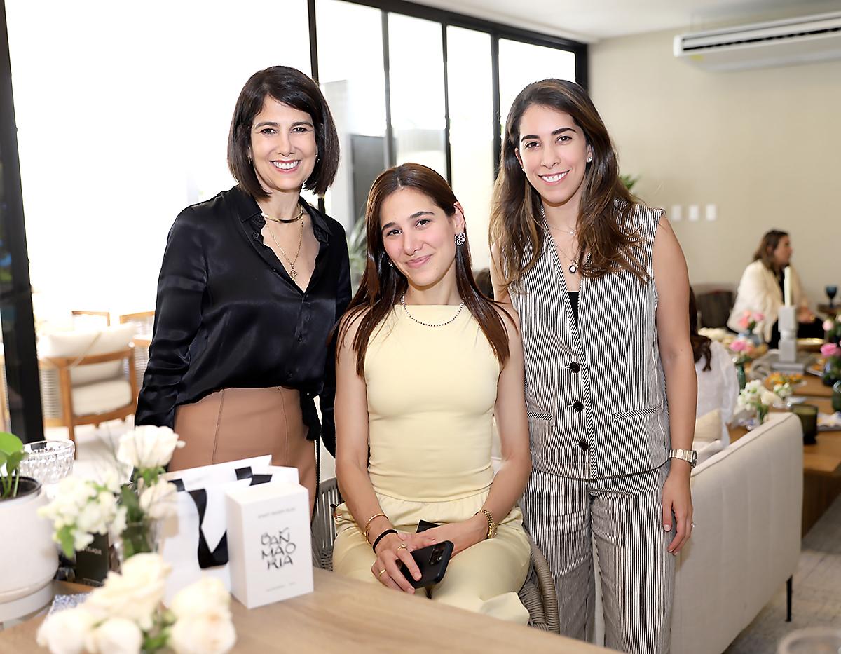 Dina Mena, Christel Mena y Camille Kafati.