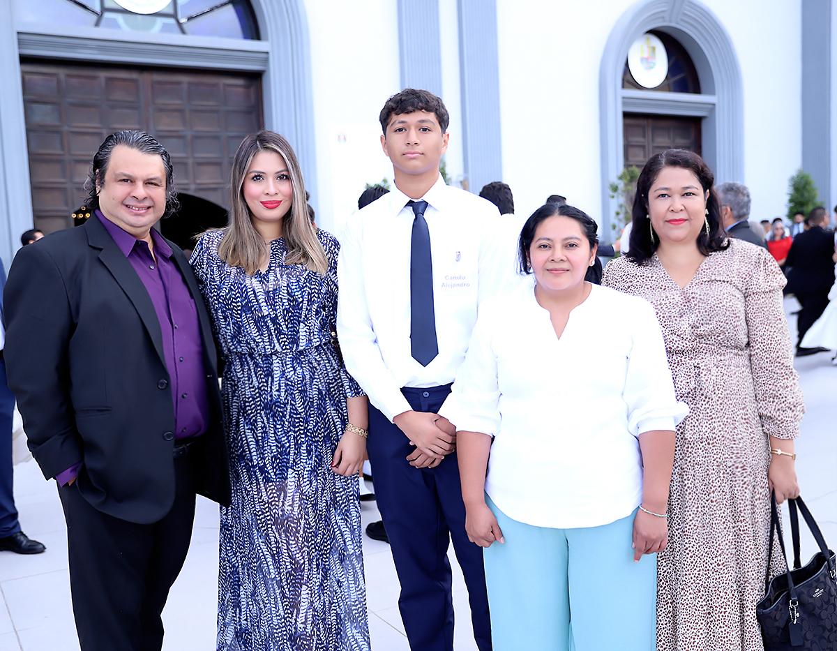 Francisco, Isabella y Camilo Rivas con Esmeralda López y Brenda Ortez Francisco, Isabella y Camilo Rivas con Esmeralda López y Brenda Ortez