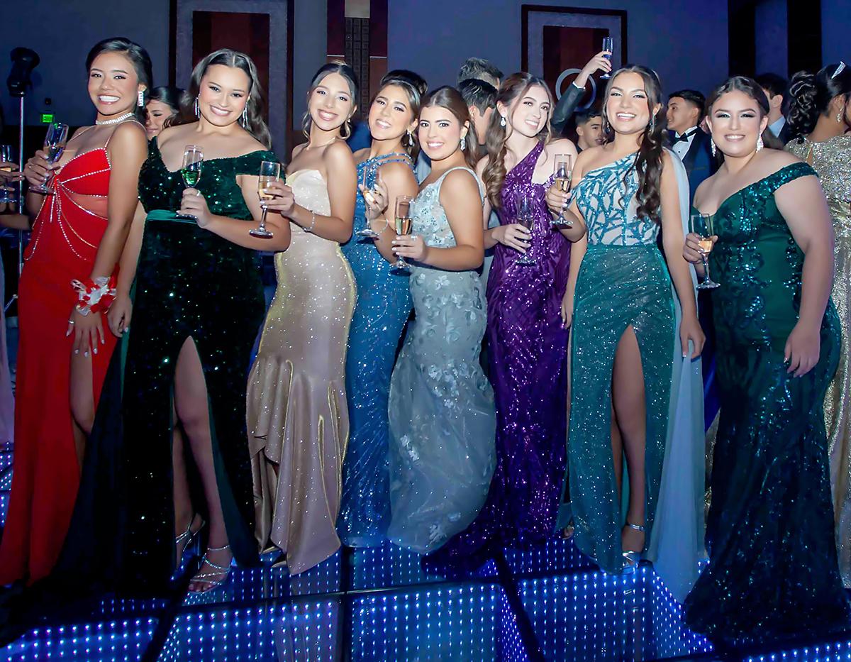 Los seniors 2024 de la Academia Americana en San Pedro Sula disfrutaron de una velada llena de emoción y recuerdos, marcando el cierre de una etapa importante en sus vidas y el inicio de un brillante futuro en su prom. Luciendo trajes elegantes y rodeados de amigos y familiares, celebraron con alegría y nostalgia, creando momentos inolvidables en una noche mágica que quedará para siempre en sus corazones.