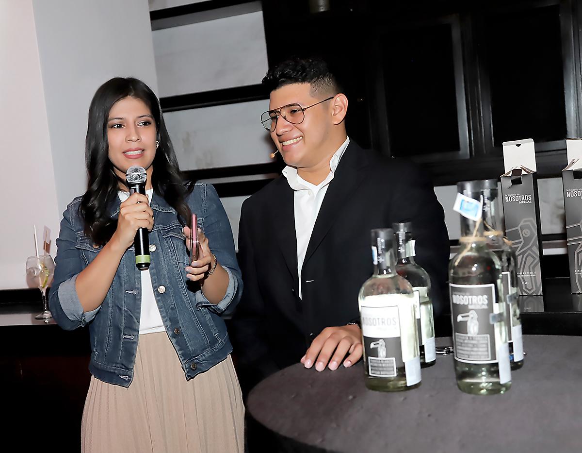 Elena Castillo y Dimitry Pavón, quien dirigió la cata