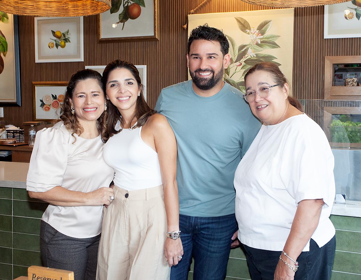 Amalia Alachán, Claudia y Carlos Pineda con Carolina Cueva.