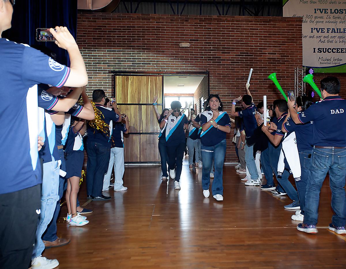 Los senior en su entrada al gimnasio.