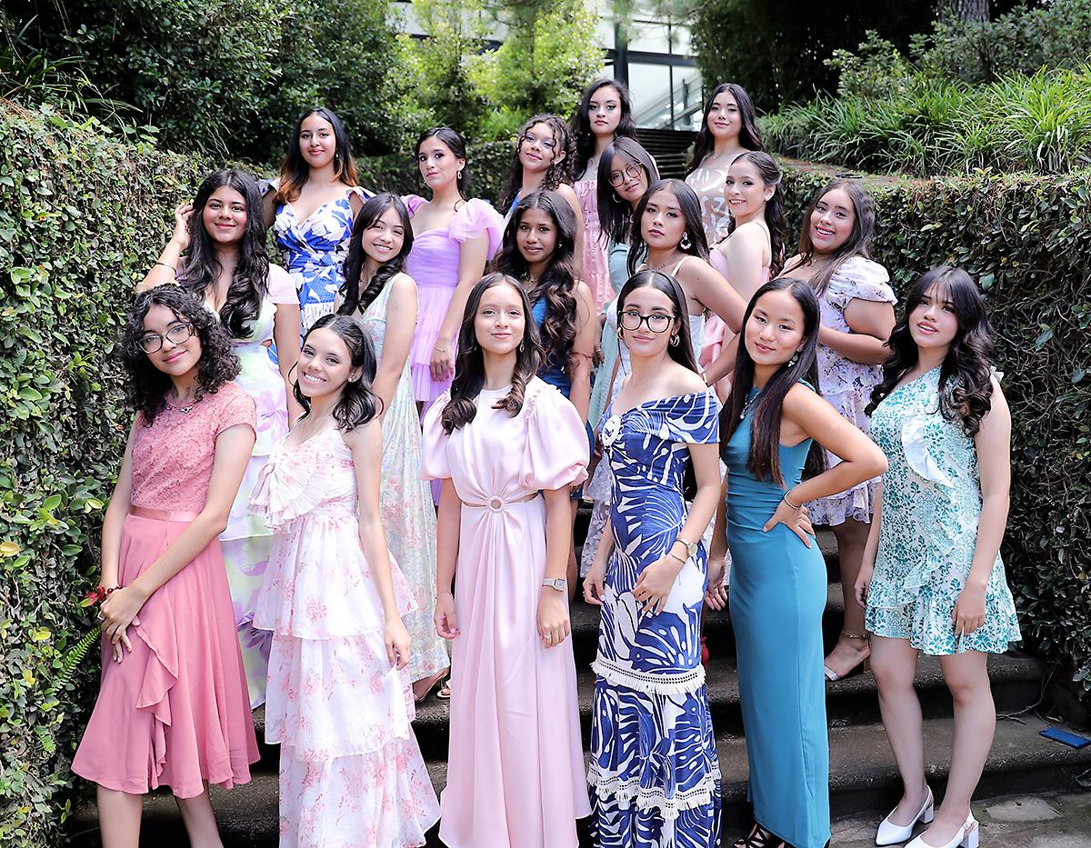 Con atuendos elegantes y con gran entusiasmo, la generación 2025 de Intercontinental School celebró su esperado senior brunch en el restaurante La Cumbre, en Tegucigalpa. El evento fue una ocasión especial llena de risas, brindis y momentos inolvidables entre compañeros, disfrutando de la hermosa vista de la ciudad mientras compartían sus últimas vivencias como estudiantes antes de cerrar este capítulo tan importante de sus vidas.