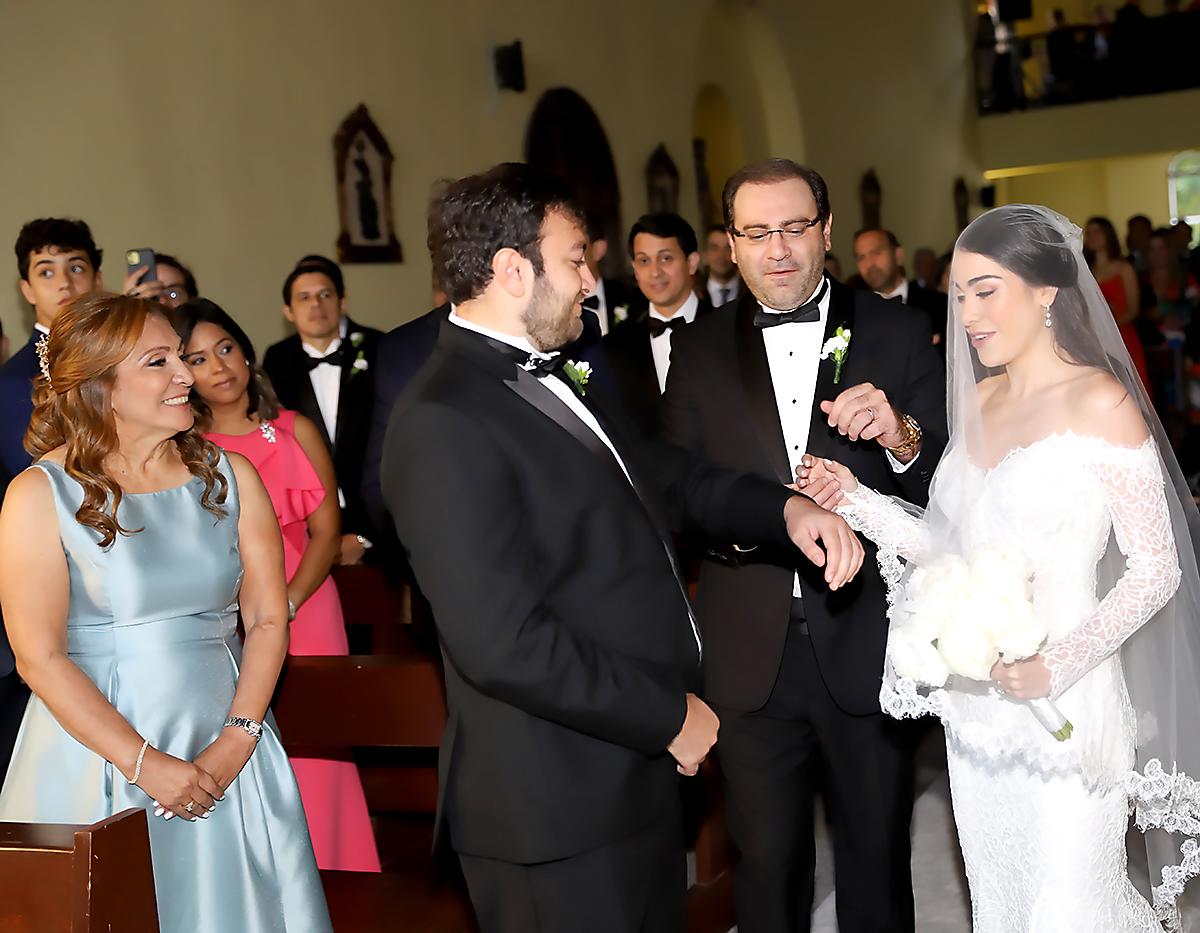 El recorrido la feliz novia lo hizo con sus dos hermanos Víctor y Oscar Enrique Kafati