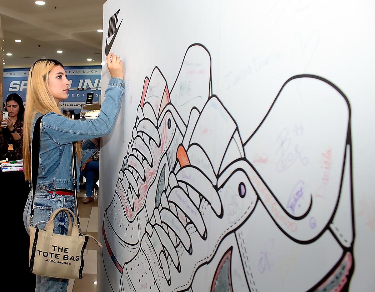 Los clientes firmaron las obras dibujadas en los espacios artísticos.