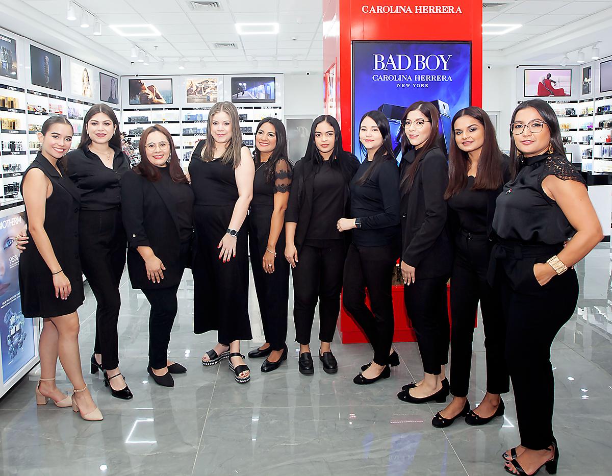 Claudia Amaya jefa de tienda, Melissa Cáceres Brand manager Perfumería Magie en Honduras y Danelia Vásquez, representantes de la marca M.A.C Cosmetics en compañía de colaboradoras de la tienda.