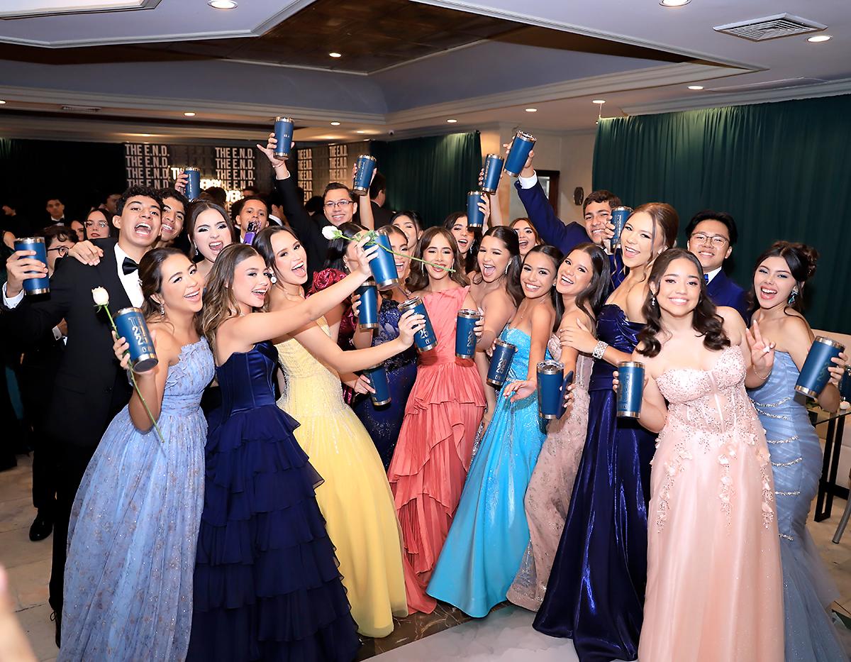 Luego de desfilar por las imponentes gradas del Centro de Convenciones del Honduras Maya, bajo enormes chandeliers y una cálida iluminación con efecto cinematográfico, los seniors 2025 de Macris School entraron al salón para protagonizar una de las noches más memorables, rodeados de familia y amigos, en un ambiente mágico y glamoroso.