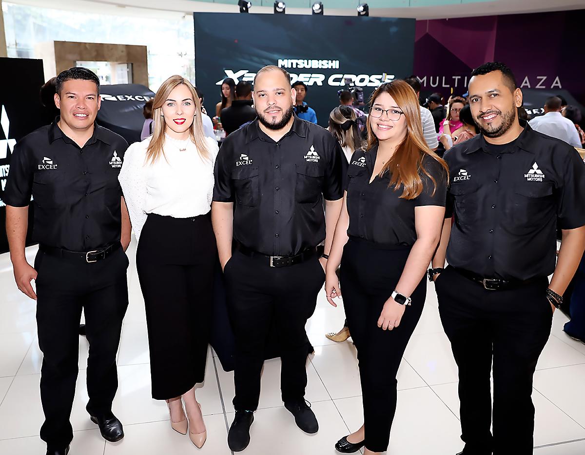 Representantes de la marca Excel y Mitsubishi.