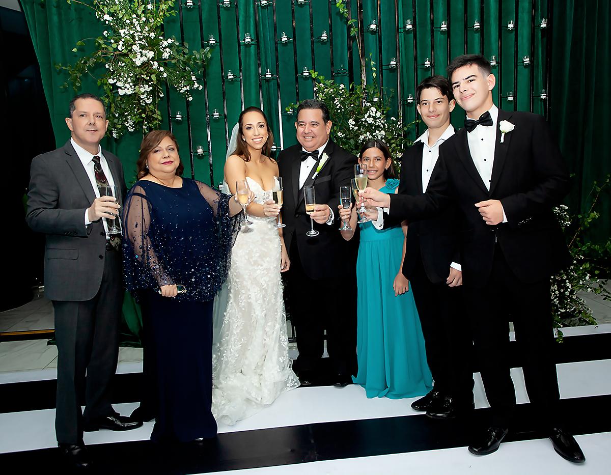 Héctor Bustillo, Juana Bustillo, los recién casados: Johana Raquel y Geovani Chahín con Leila, Rodrigo y Santiago Chahin, durante el brindis de honor.