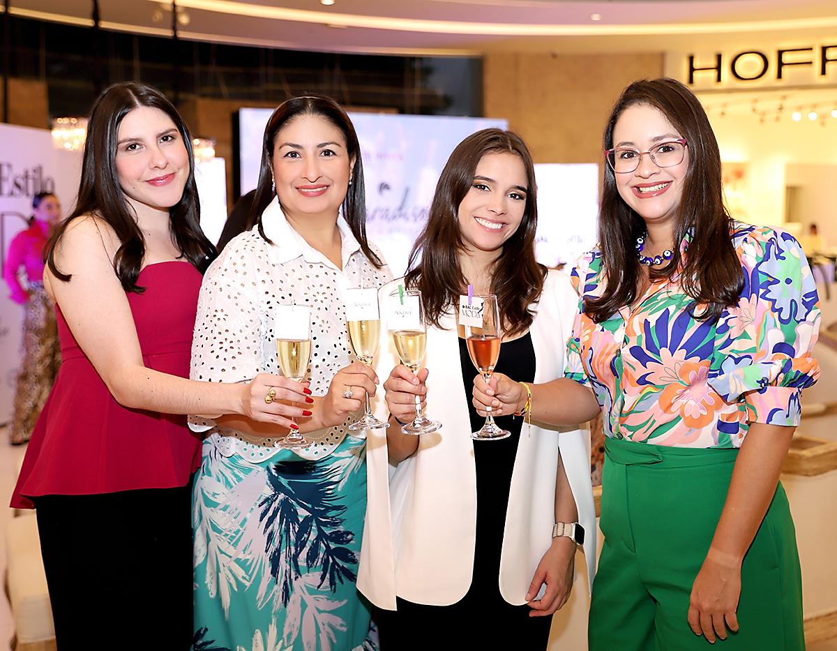 María José Aguilar, Rebecca Chacón, Tethey Murillo y Nadia Gómez.