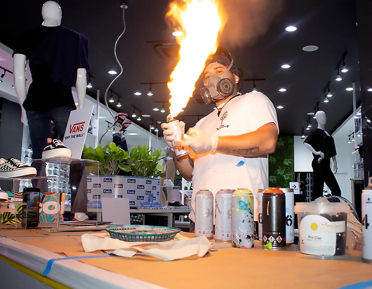 Durante la inauguración hubo un show de un artista que hacía bags.