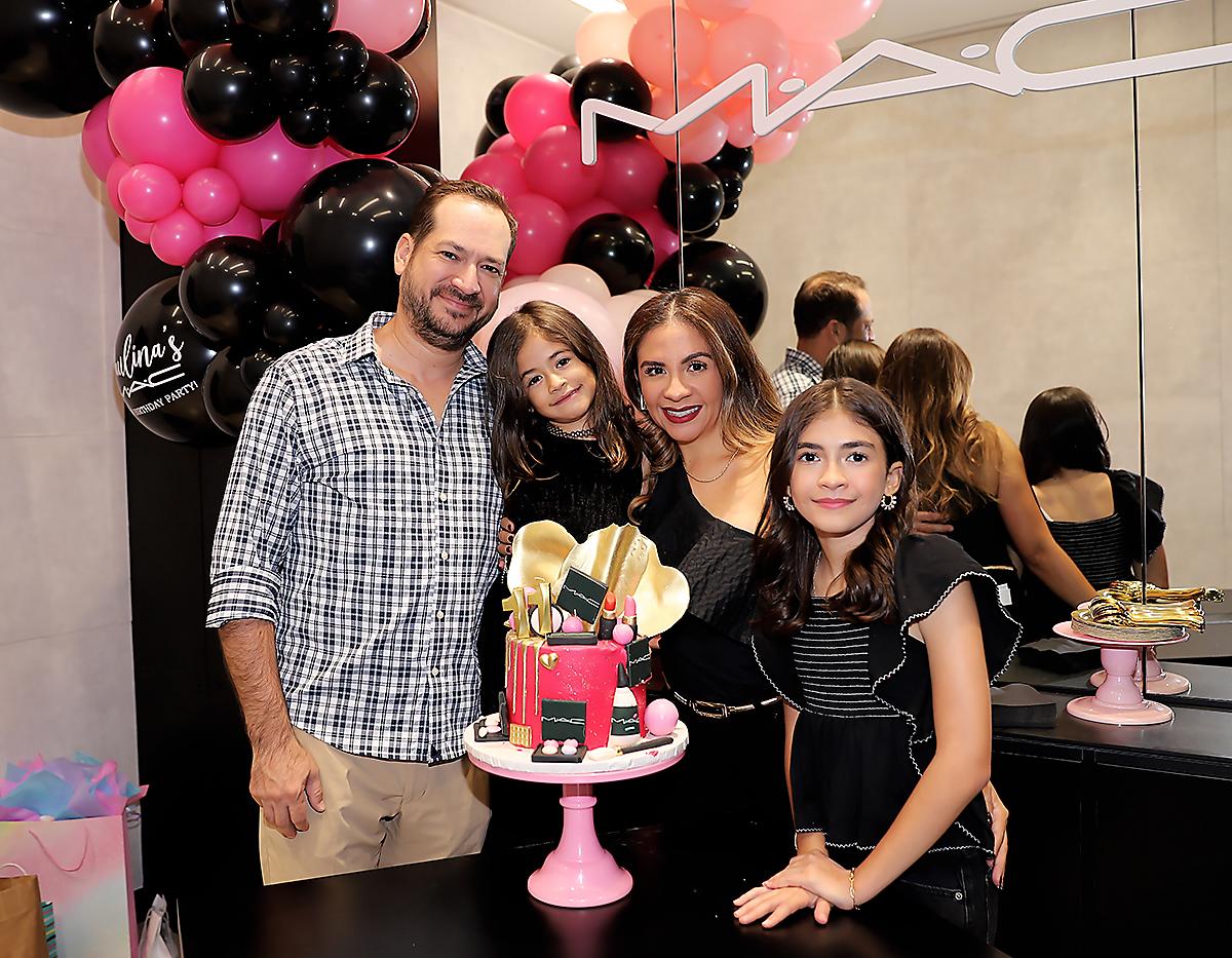 El cumpleaños de Paulina Cerna se celebró en el exclusivo entorno de la tienda M.A.C, donde amigos y familiares se reunieron para compartir momentos inolvidables. La celebración se destacó por una dinámica especial que incluyó clases y consejos de maquillaje. Las invitadas tuvieron la oportunidad de aprender nuevas técnicas y ponerlas en práctica, maquillándose entre ellas en un ambiente de diversión y creatividad. A continuación, presentamos las fotos del evento, que capturan la esencia de este día tan especial.