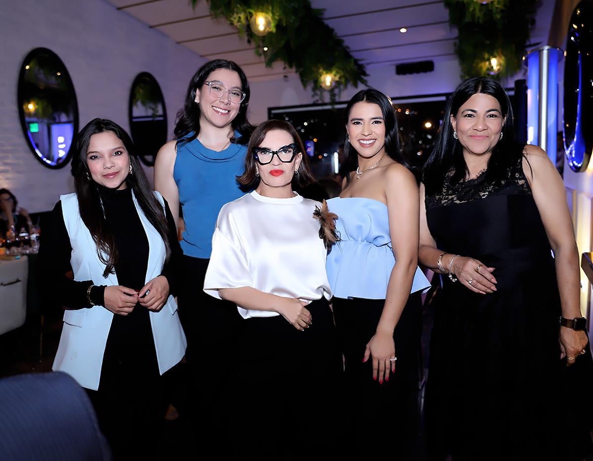 Ana Gómez, Tali Espinoza, Blanca Bendeck, Norma Farías y Aracely Díaz. 