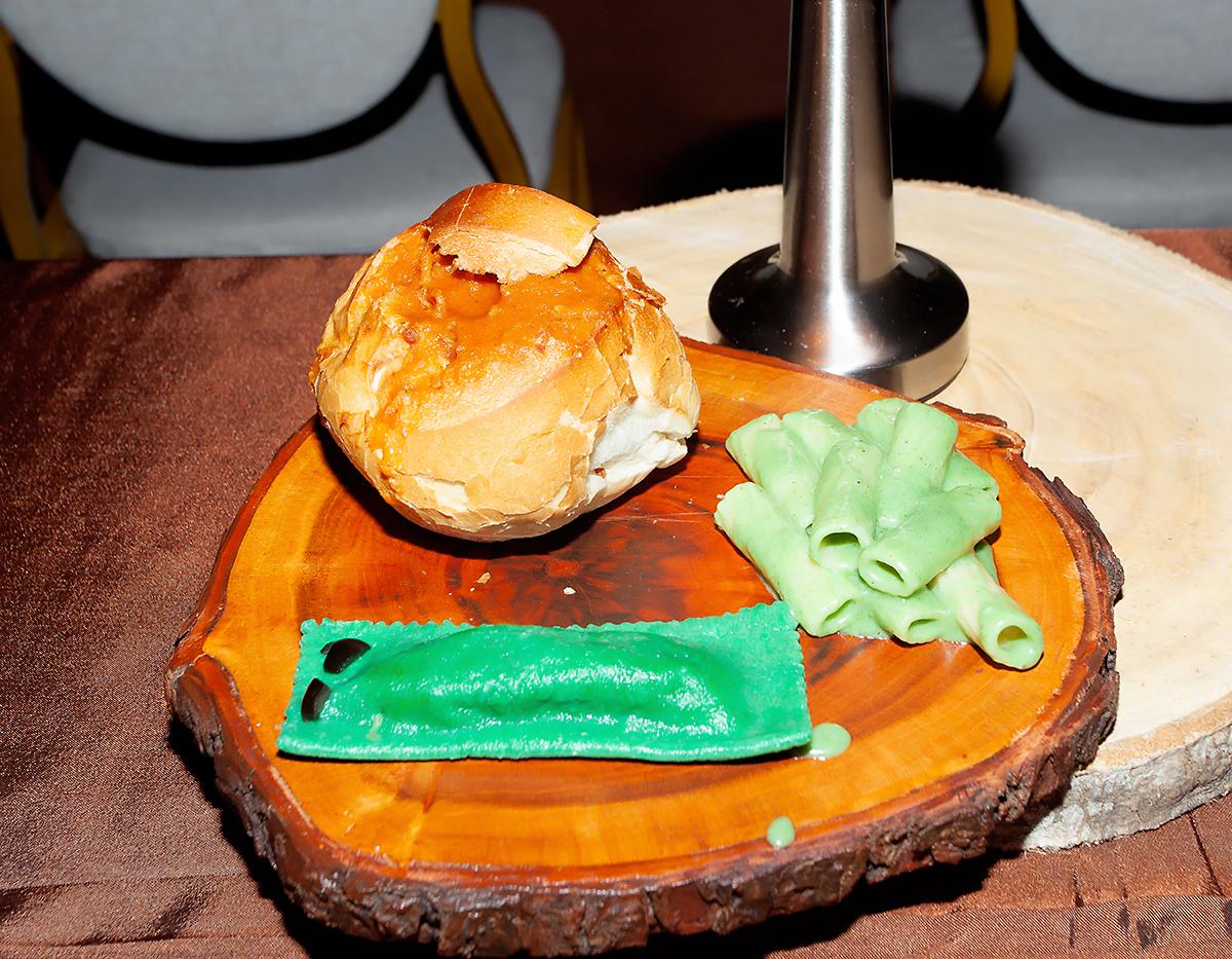 Shrek‘s breakfast: pan fresco relleno de espagueti al pomodoro, coditos al pesto, gusano relleno de queso ricotta y espinaca.