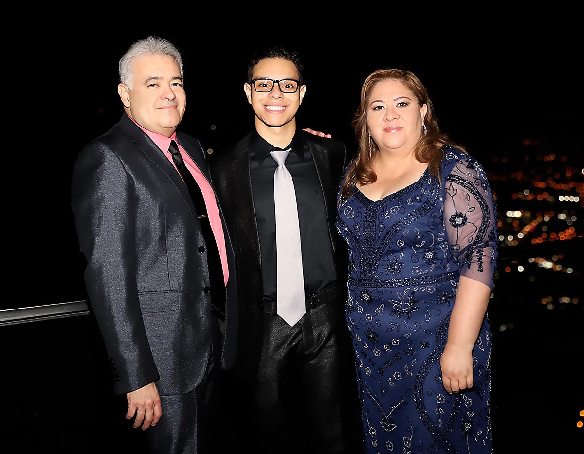 Carlos Pineda y sus padres