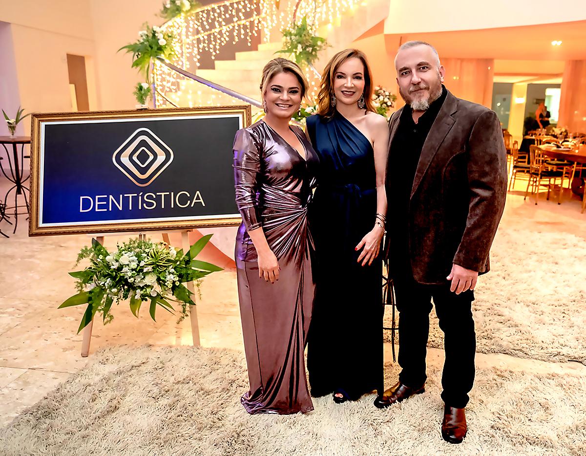 El Dr. David Linares recibe su titulación de postgrado en Dentística