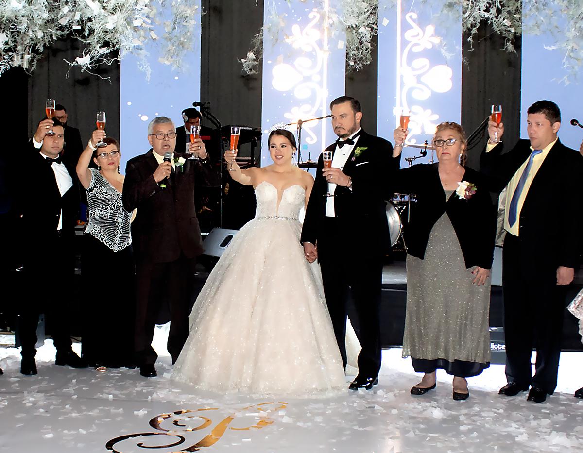 Las familias Ponce e Interiano se unieron para brindar por los recién casados.